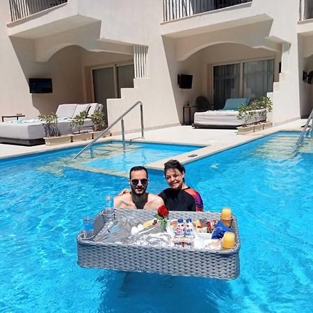 The V Luxury Resort Sahl Hasheesh Hurghada Extérieur photo Floating pool service at a resort
