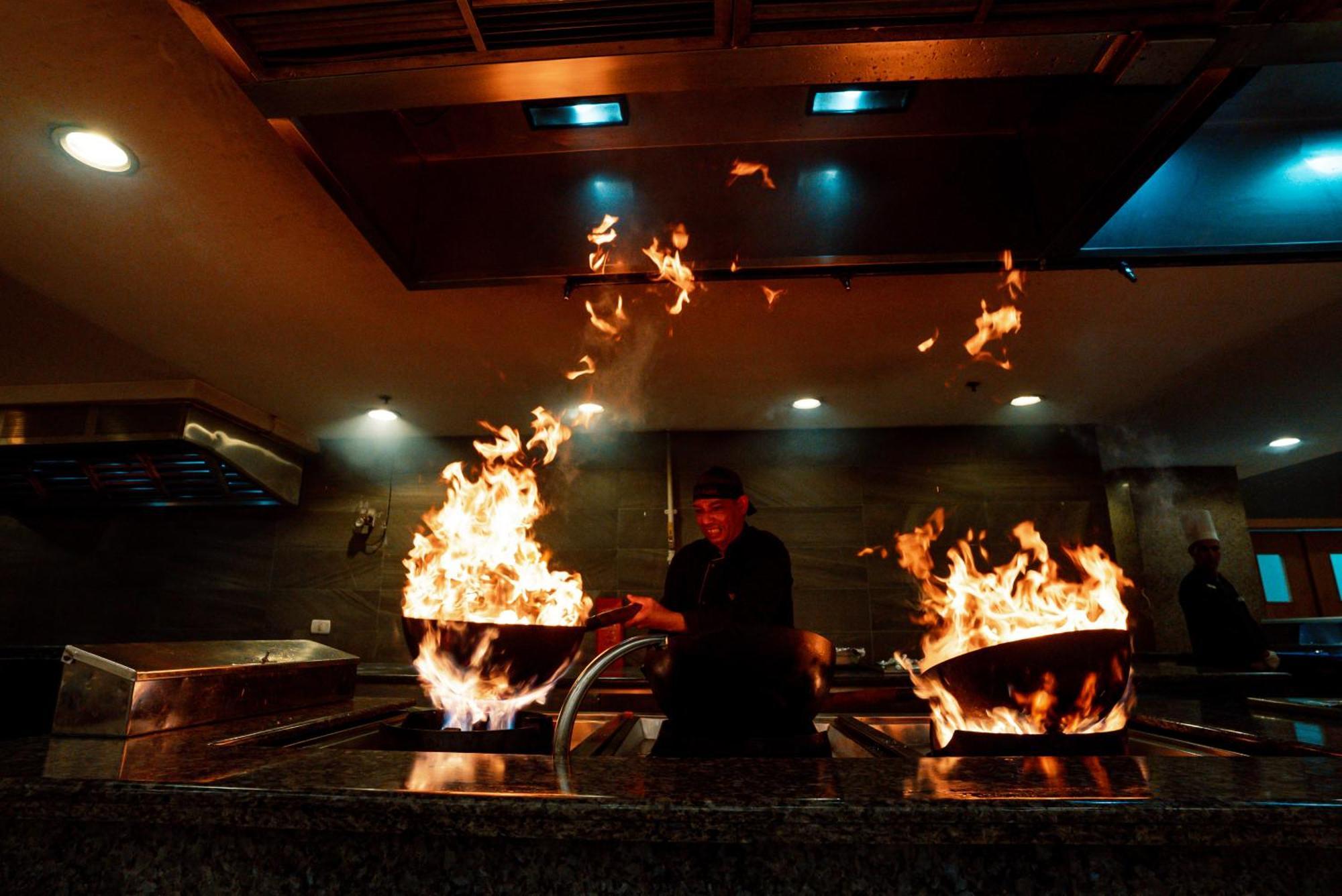 The V Luxury Resort Sahl Hasheesh Hurghada Extérieur photo A chef cooking with a wok