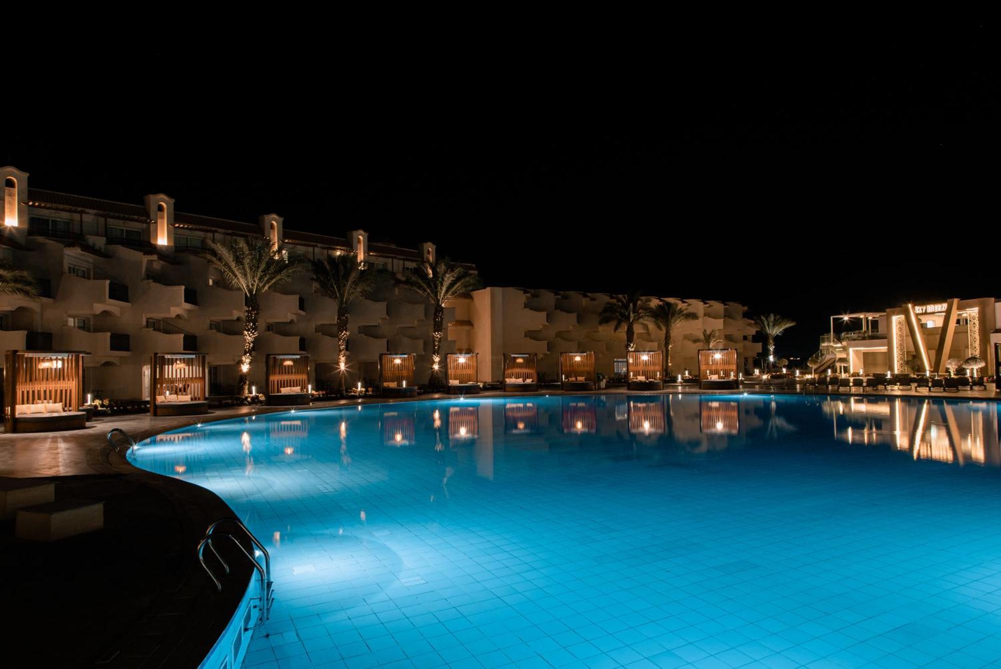 The V Luxury Resort Sahl Hasheesh Hurghada Extérieur photo The pool at the resort at night