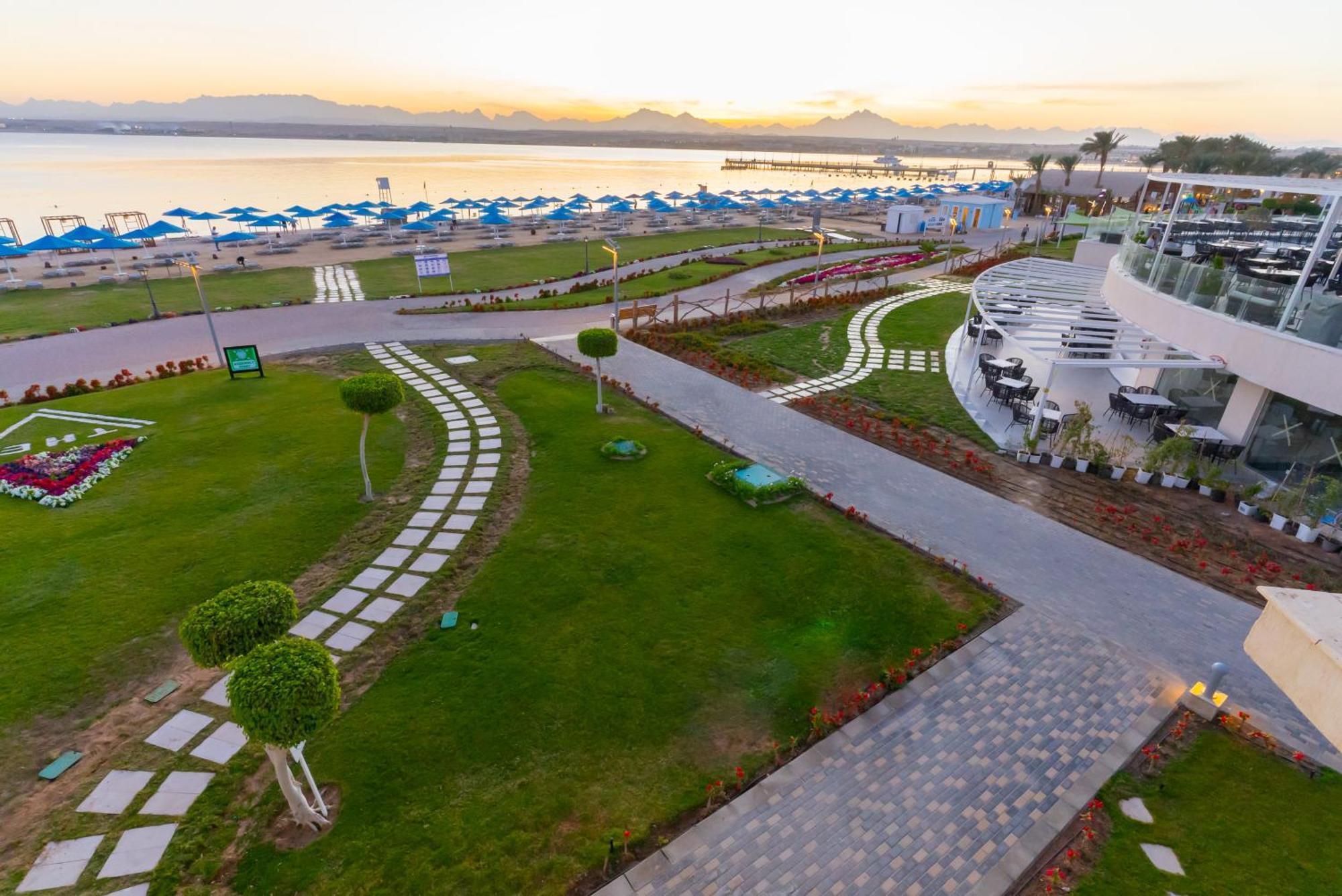 The V Luxury Resort Sahl Hasheesh Hurghada Extérieur photo The resort's beach
