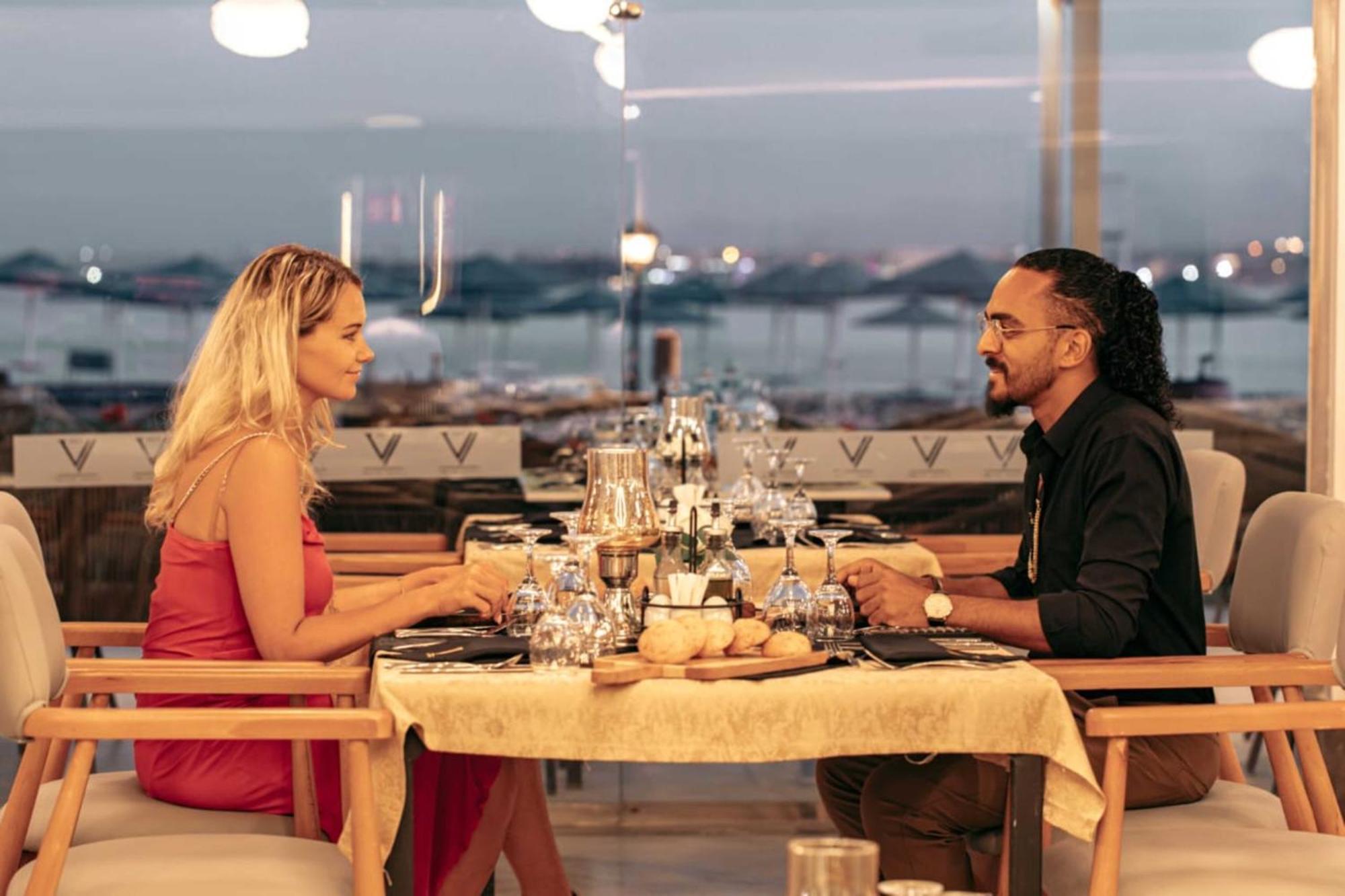 The V Luxury Resort Sahl Hasheesh Hurghada Extérieur photo A couple dining at the restaurant