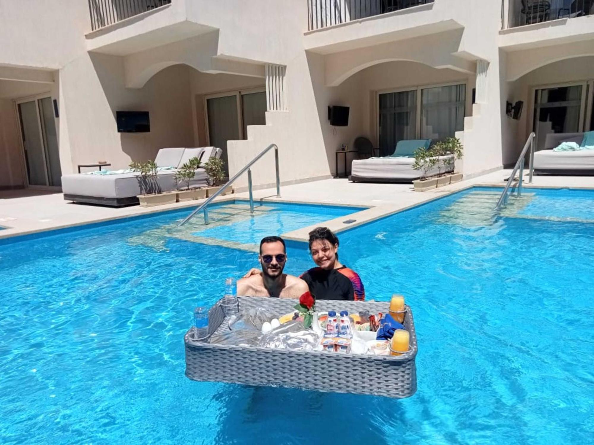 The V Luxury Resort Sahl Hasheesh Hurghada Extérieur photo Floating pool service at a resort